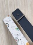 P150 当季新款，LV Initiales Monogram Flower系列40毫米可翻转腰带重新诠释了经典的LV标志，以唤起运动和情感的花纹。在画布一侧，Monogram通过添加白色和金色调的花朵，生动地描绘了每一片花瓣，赋予了它新的生命。白色的皮革背面同样优雅。 白花印百合花