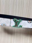 P150 当季新款，LV Initiales Monogram Flower系列40毫米可翻转腰带重新诠释了经典的LV标志，以唤起运动和情感的花纹。在画布一侧，Monogram通过添加白色和金色调的花朵，生动地描绘了每一片花瓣，赋予了它新的生命。白色的皮革背面同样优雅。 白花印百合花