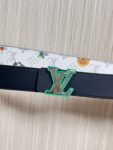 P150 当季新款，LV Initiales Monogram Flower系列40毫米可翻转腰带重新诠释了经典的LV标志，以唤起运动和情感的花纹。在画布一侧，Monogram通过添加白色和金色调的花朵，生动地描绘了每一片花瓣，赋予了它新的生命。白色的皮革背面同样优雅。 白花印百合花