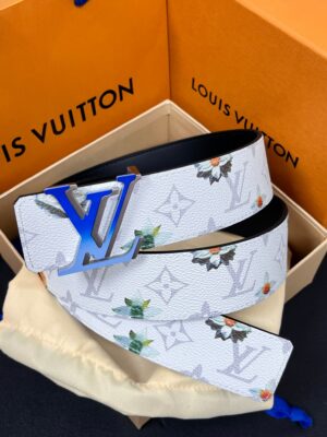 weigou_242079_0_9d6bf07227 P150 当季新款,LV Initiales Monogram Flower系列40毫米可翻转腰带重新诠释了经典的LV标志,以唤起运动和情感的花纹。在画布一侧,Monogram通过添加白色和金色调的花朵,生动地描绘了每一片花瓣,赋予了它新的生命。白色的皮革背面同样优雅。 白花印百合花
