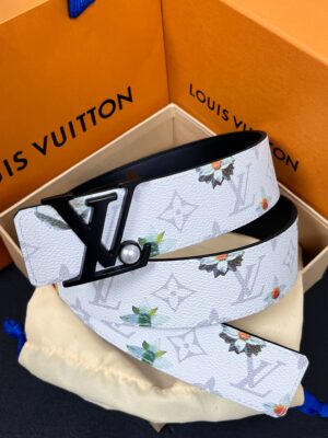 weigou_242094_0_b801de5a59 P150 当季新款,LV Initiales Monogram Flower系列40毫米可翻转腰带重新诠释了经典的LV标志,以唤起运动和情感的花纹。在画布一侧,Monogram通过添加白色和金色调的花朵,生动地描绘了每一片花瓣,赋予了它新的生命。白色的皮革背面同样优雅。 白花印百合花