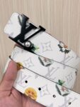 P150 当季新款，LV Initiales Monogram Flower系列40毫米可翻转腰带重新诠释了经典的LV标志，以唤起运动和情感的花纹。在画布一侧，Monogram通过添加白色和金色调的花朵，生动地描绘了每一片花瓣，赋予了它新的生命。白色的皮革背面同样优雅。 白花印百合花