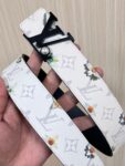 P150 当季新款，LV Initiales Monogram Flower系列40毫米可翻转腰带重新诠释了经典的LV标志，以唤起运动和情感的花纹。在画布一侧，Monogram通过添加白色和金色调的花朵，生动地描绘了每一片花瓣，赋予了它新的生命。白色的皮革背面同样优雅。 白花印百合花
