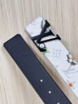 P150 当季新款，LV Initiales Monogram Flower系列40毫米可翻转腰带重新诠释了经典的LV标志，以唤起运动和情感的花纹。在画布一侧，Monogram通过添加白色和金色调的花朵，生动地描绘了每一片花瓣，赋予了它新的生命。白色的皮革背面同样优雅。 白花印百合花