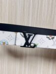 P150 当季新款，LV Initiales Monogram Flower系列40毫米可翻转腰带重新诠释了经典的LV标志，以唤起运动和情感的花纹。在画布一侧，Monogram通过添加白色和金色调的花朵，生动地描绘了每一片花瓣，赋予了它新的生命。白色的皮革背面同样优雅。 白花印百合花