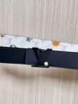 P150 当季新款，LV Initiales Monogram Flower系列40毫米可翻转腰带重新诠释了经典的LV标志，以唤起运动和情感的花纹。在画布一侧，Monogram通过添加白色和金色调的花朵，生动地描绘了每一片花瓣，赋予了它新的生命。白色的皮革背面同样优雅。 白花印百合花