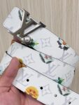 P150 当季新款，LV Initiales Monogram Flower系列40毫米可翻转腰带重新诠释了经典的LV标志，以唤起运动和情感的花纹。在画布一侧，Monogram通过添加白色和金色调的花朵，生动地描绘了每一片花瓣，赋予了它新的生命。白色的皮革背面同样优雅。 白花印百合花