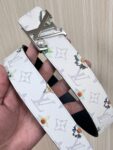 P150 当季新款，LV Initiales Monogram Flower系列40毫米可翻转腰带重新诠释了经典的LV标志，以唤起运动和情感的花纹。在画布一侧，Monogram通过添加白色和金色调的花朵，生动地描绘了每一片花瓣，赋予了它新的生命。白色的皮革背面同样优雅。 白花印百合花