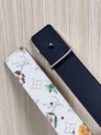 P150 当季新款，LV Initiales Monogram Flower系列40毫米可翻转腰带重新诠释了经典的LV标志，以唤起运动和情感的花纹。在画布一侧，Monogram通过添加白色和金色调的花朵，生动地描绘了每一片花瓣，赋予了它新的生命。白色的皮革背面同样优雅。 白花印百合花
