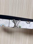 P150 当季新款，LV Initiales Monogram Flower系列40毫米可翻转腰带重新诠释了经典的LV标志，以唤起运动和情感的花纹。在画布一侧，Monogram通过添加白色和金色调的花朵，生动地描绘了每一片花瓣，赋予了它新的生命。白色的皮革背面同样优雅。 白花印百合花