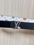 P150 当季新款，LV Initiales Monogram Flower系列40毫米可翻转腰带重新诠释了经典的LV标志，以唤起运动和情感的花纹。在画布一侧，Monogram通过添加白色和金色调的花朵，生动地描绘了每一片花瓣，赋予了它新的生命。白色的皮革背面同样优雅。 白花印百合花