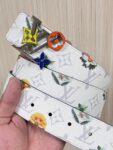 P150 当季新款，LV Initiales Monogram Flower系列40毫米可翻转腰带重新诠释了经典的LV标志，以唤起运动和情感的花纹。在画布一侧，Monogram通过添加白色和金色调的花朵，生动地描绘了每一片花瓣，赋予了它新的生命。白色的皮革背面同样优雅。 白花印百合花。