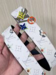 P150 当季新款，LV Initiales Monogram Flower系列40毫米可翻转腰带重新诠释了经典的LV标志，以唤起运动和情感的花纹。在画布一侧，Monogram通过添加白色和金色调的花朵，生动地描绘了每一片花瓣，赋予了它新的生命。白色的皮革背面同样优雅。 白花印百合花。