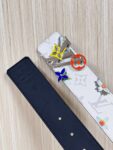 P150 当季新款，LV Initiales Monogram Flower系列40毫米可翻转腰带重新诠释了经典的LV标志，以唤起运动和情感的花纹。在画布一侧，Monogram通过添加白色和金色调的花朵，生动地描绘了每一片花瓣，赋予了它新的生命。白色的皮革背面同样优雅。 白花印百合花。