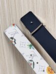 P150 当季新款，LV Initiales Monogram Flower系列40毫米可翻转腰带重新诠释了经典的LV标志，以唤起运动和情感的花纹。在画布一侧，Monogram通过添加白色和金色调的花朵，生动地描绘了每一片花瓣，赋予了它新的生命。白色的皮革背面同样优雅。 白花印百合花。