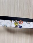 P150 当季新款，LV Initiales Monogram Flower系列40毫米可翻转腰带重新诠释了经典的LV标志，以唤起运动和情感的花纹。在画布一侧，Monogram通过添加白色和金色调的花朵，生动地描绘了每一片花瓣，赋予了它新的生命。白色的皮革背面同样优雅。 白花印百合花。