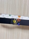 P150 当季新款，LV Initiales Monogram Flower系列40毫米可翻转腰带重新诠释了经典的LV标志，以唤起运动和情感的花纹。在画布一侧，Monogram通过添加白色和金色调的花朵，生动地描绘了每一片花瓣，赋予了它新的生命。白色的皮革背面同样优雅。 白花印百合花。