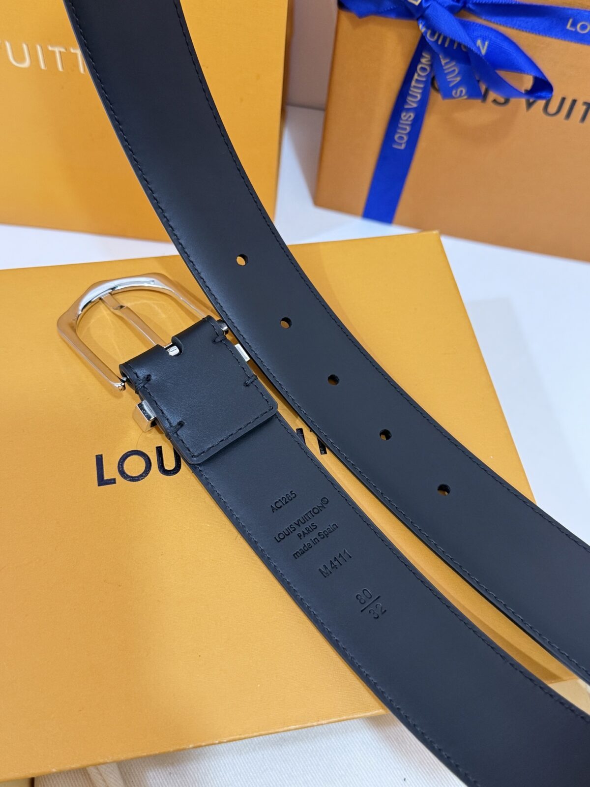 P155 LV商务针扣全皮皮带｜35mm经典宽度 甄选细腻平滑头层牛皮带身，走线工整利落，手感温润扎实 烤黑简约品牌针式扣头，大气内敛，适配通勤正装休闲穿搭✨