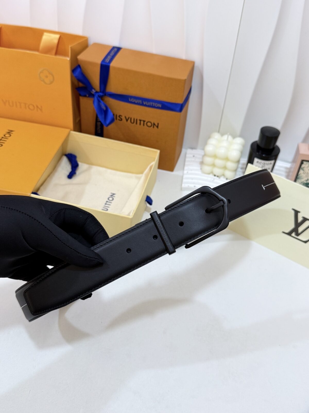P155 LV商务针扣全皮皮带｜35mm经典宽度 甄选细腻平滑头层牛皮带身，走线工整利落，手感温润扎实 烤黑简约品牌针式扣头，大气内敛，适配通勤正装休闲穿搭✨