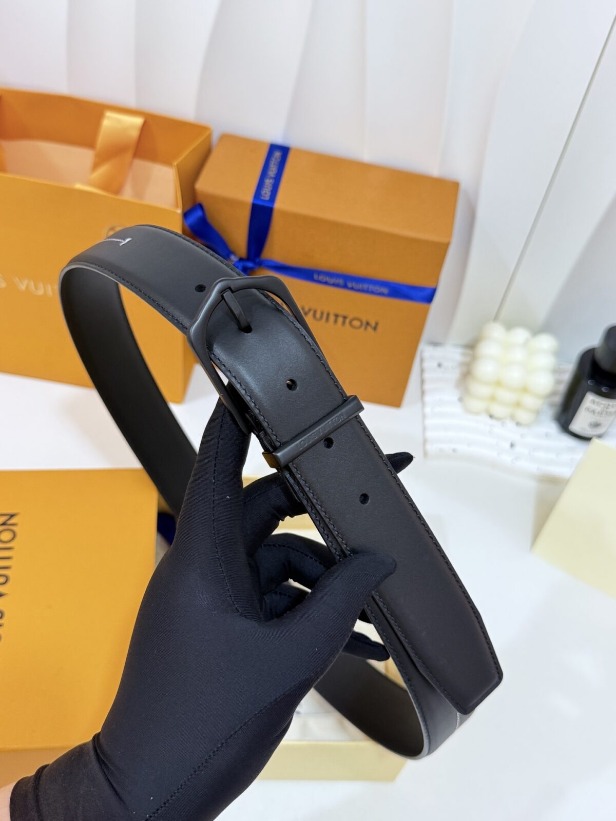 P155 LV商务针扣全皮皮带｜35mm经典宽度 甄选细腻平滑头层牛皮带身，走线工整利落，手感温润扎实 烤黑简约品牌针式扣头，大气内敛，适配通勤正装休闲穿搭✨