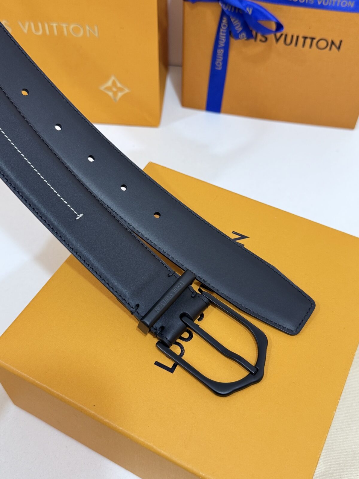 P155 LV商务针扣全皮皮带｜35mm经典宽度 甄选细腻平滑头层牛皮带身，走线工整利落，手感温润扎实 烤黑简约品牌针式扣头，大气内敛，适配通勤正装休闲穿搭✨
