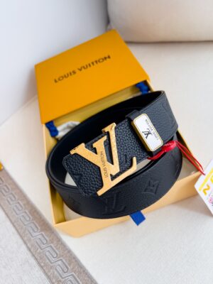 品名： LV..路易..威登✈️腰带•皮带•原单P150 型号：挂扣，经典纯钢材质挂扣，头层牛皮，图片实物拍摄 材料：🐂头层牛皮，挂扣系列，纯钢材质扣头，钯镀电镀工艺永不掉色。原版经典头层牛皮荔枝纹经典老花➕头层平纹底，可双面使用，纯钢材质扣头，专柜同等质量，送人自用首选✈️ 包装： 如图专柜包装NFC吊牌，赠送打孔器，原版电子票，宽度3.8cm