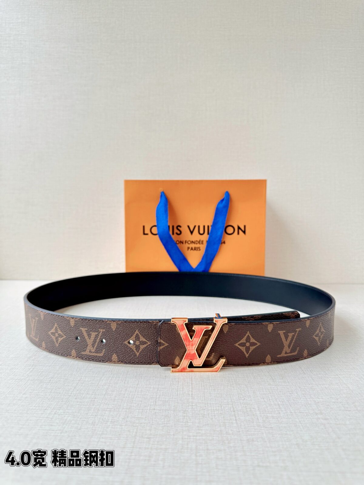 P125 LV 4.0cm经典老花腰带，Monogram老花涂层帆布复古耐看，渐变珐琅LV钢扣精致吸睛，4.0cm宽版气场十足，双面可用设计，商务休闲通吃，品质型男之选