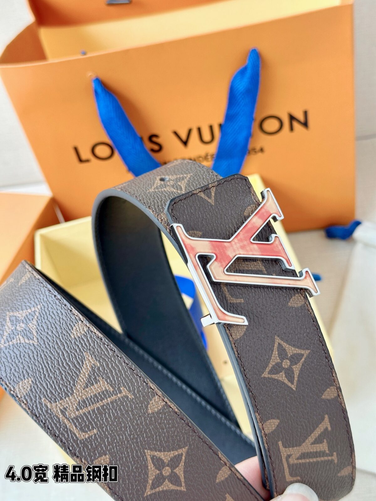 P125 LV 4.0cm经典老花腰带，Monogram老花涂层帆布复古耐看，渐变珐琅LV钢扣精致吸睛，4.0cm宽版气场十足，双面可用设计，商务休闲通吃，品质型男之选