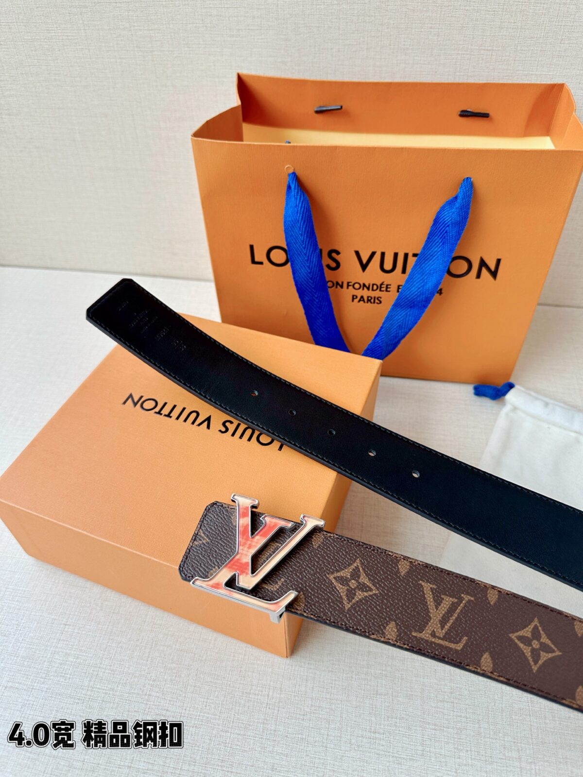 P125 LV 4.0cm经典老花腰带，Monogram老花涂层帆布复古耐看，渐变珐琅LV钢扣精致吸睛，4.0cm宽版气场十足，双面可用设计，商务休闲通吃，品质型男之选
