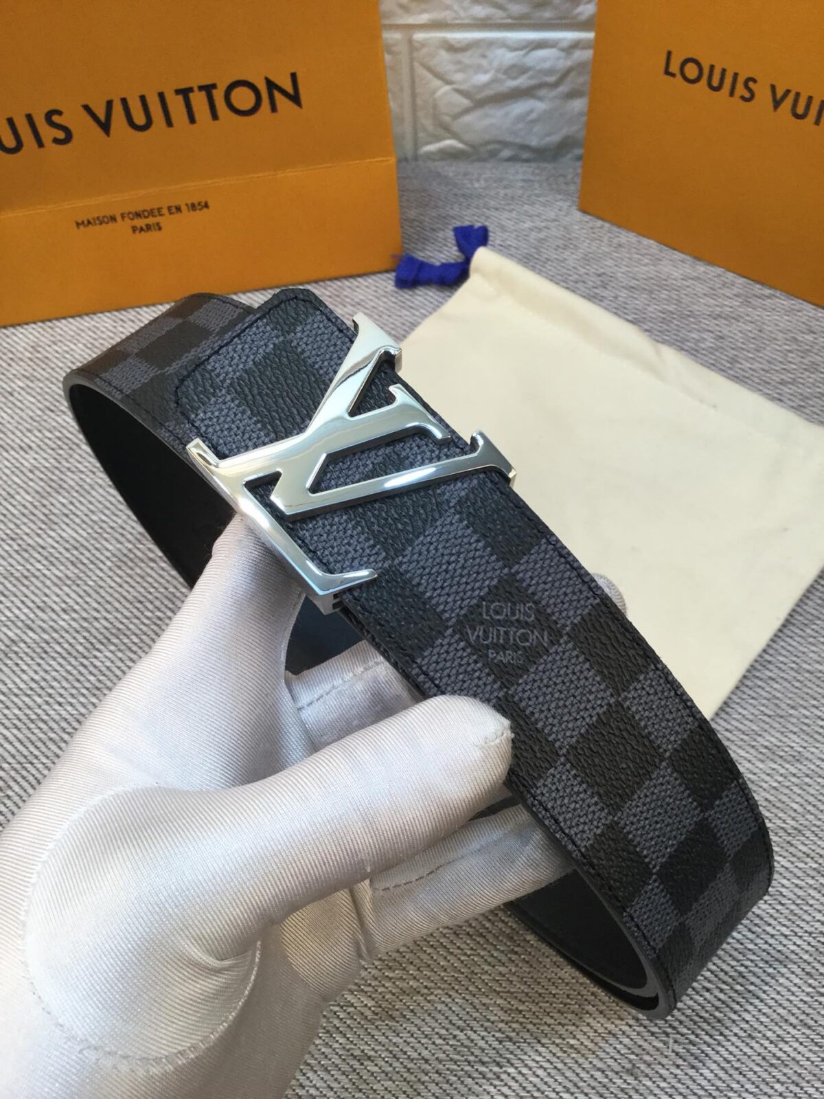 P120 ：配送专柜全套礼盒包装🎁。 lv：此款腰带采用双面设计，一侧为风格休闲的Damier，另一侧为头层小牛皮底，搭配原单刚扣，原产皮料定制，专柜宽度4:0