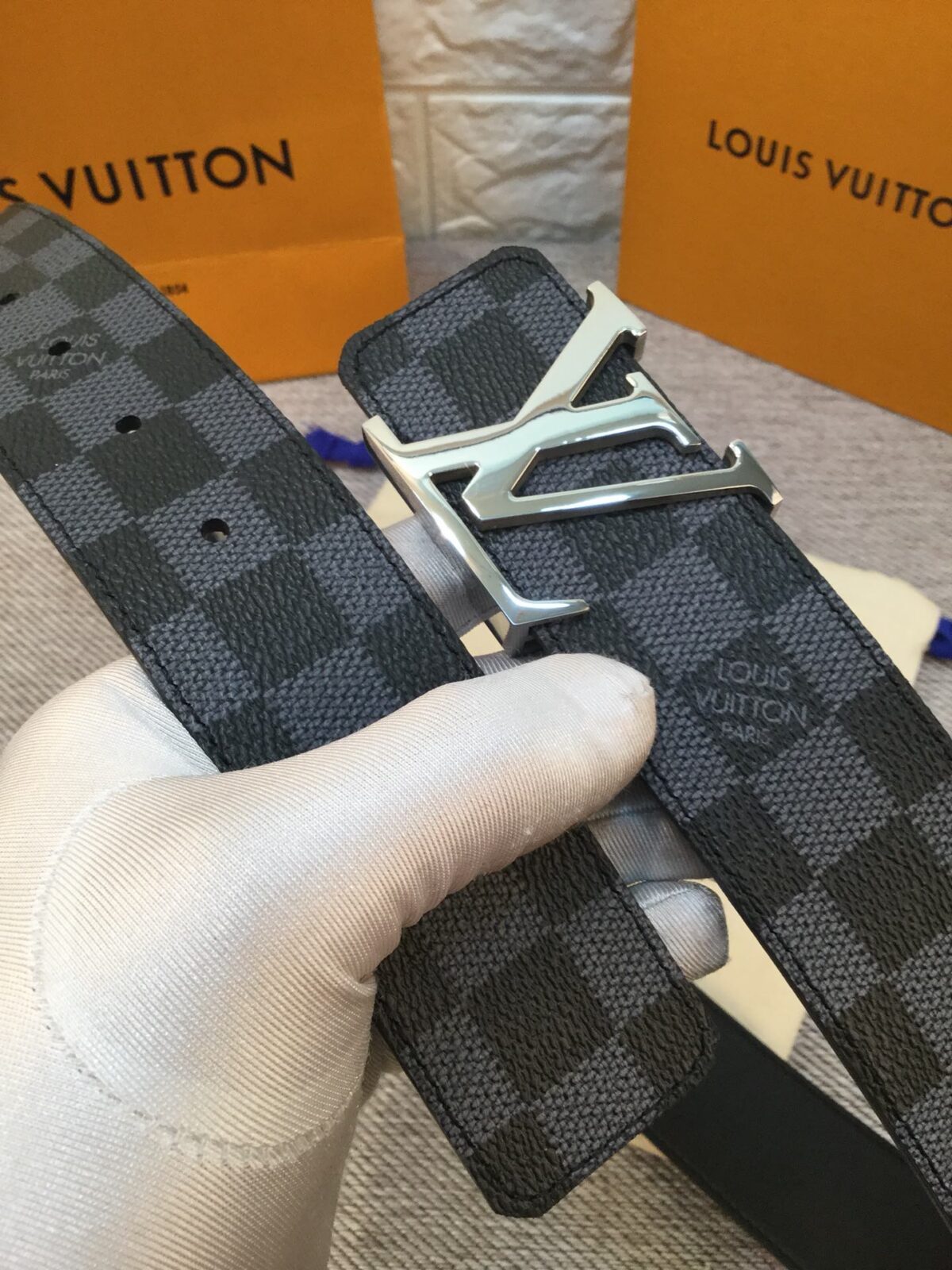 P120 ：配送专柜全套礼盒包装🎁。 lv：此款腰带采用双面设计，一侧为风格休闲的Damier，另一侧为头层小牛皮底，搭配原单刚扣，原产皮料定制，专柜宽度4:0