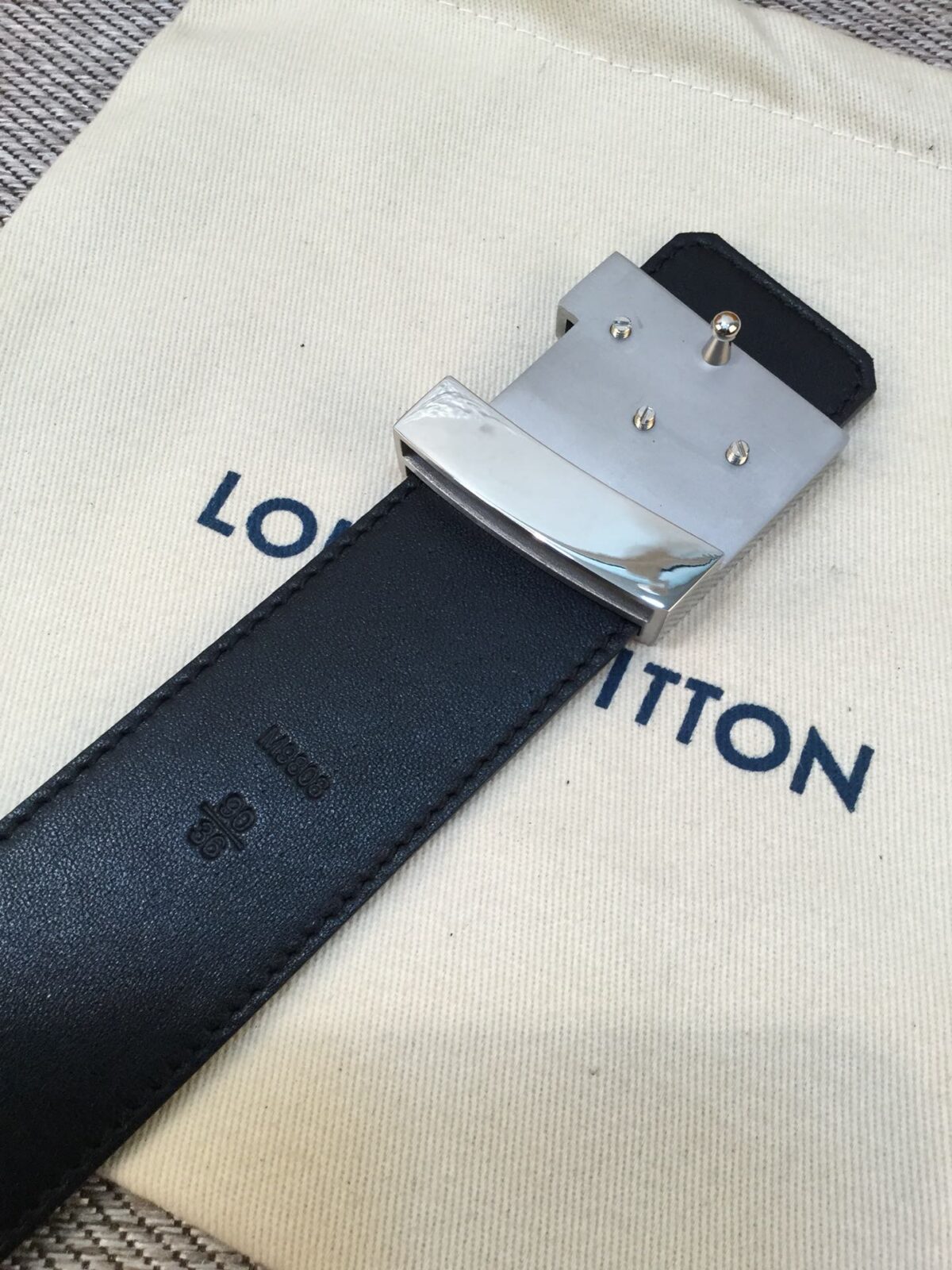 P120 ：配送专柜全套礼盒包装🎁。 lv：此款腰带采用双面设计，一侧为风格休闲的Damier，另一侧为头层小牛皮底，搭配原单刚扣，原产皮料定制，专柜宽度4:0