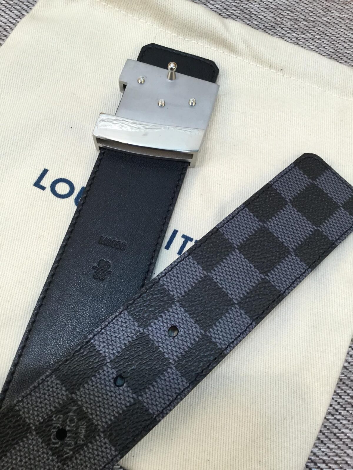 P120 ：配送专柜全套礼盒包装🎁。 lv：此款腰带采用双面设计，一侧为风格休闲的Damier，另一侧为头层小牛皮底，搭配原单刚扣，原产皮料定制，专柜宽度4:0