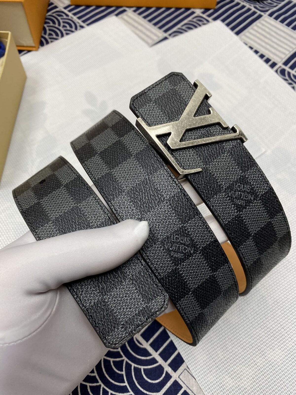 LOUIS VUITTON）正版开模 此款腰带双面采用意大利原厂定制进口牛皮带身 精密电镀标志性五金搭扣 对版专柜足宽4.0mm