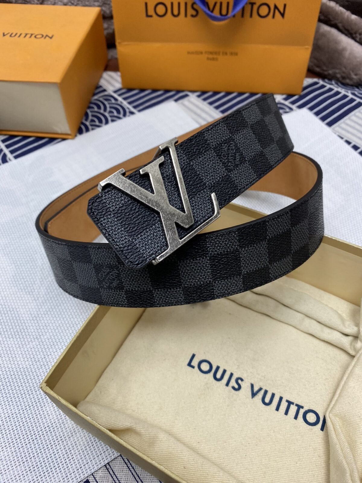 LOUIS VUITTON）正版开模 此款腰带双面采用意大利原厂定制进口牛皮带身 精密电镀标志性五金搭扣 对版专柜足宽4.0mm