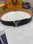 LOUIS VUITTON）正版开模 此款腰带双面采用意大利原厂定制进口牛皮带身 精密电镀标志性五金搭扣 对版专柜足宽4.0mm