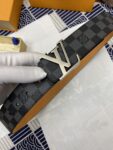 LOUIS VUITTON）正版开模 此款腰带双面采用意大利原厂定制进口牛皮带身 精密电镀标志性五金搭扣 对版专柜足宽4.0mm