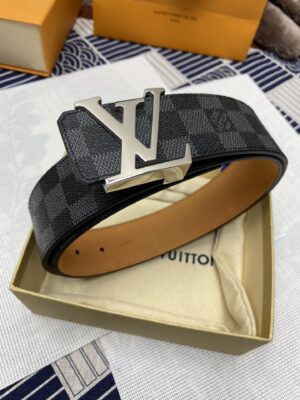 LOUIS VUITTON）正版开模 此款腰带双面采用意大利原厂定制进口牛皮带身 精密电镀标志性五金搭扣 对版专柜足宽4.0mm