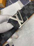 LOUIS VUITTON）正版开模 此款腰带双面采用意大利原厂定制进口牛皮带身 精密电镀标志性五金搭扣 对版专柜足宽4.0mm