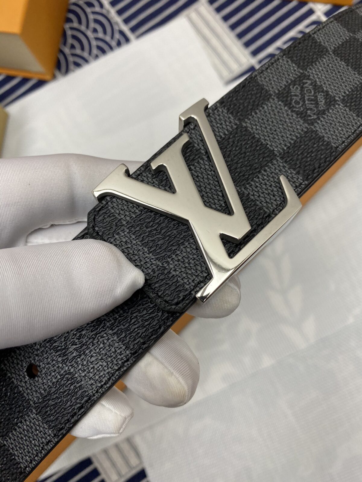 LOUIS VUITTON）正版开模 此款腰带双面采用意大利原厂定制进口牛皮带身 精密电镀标志性五金搭扣 对版专柜足宽4.0mm