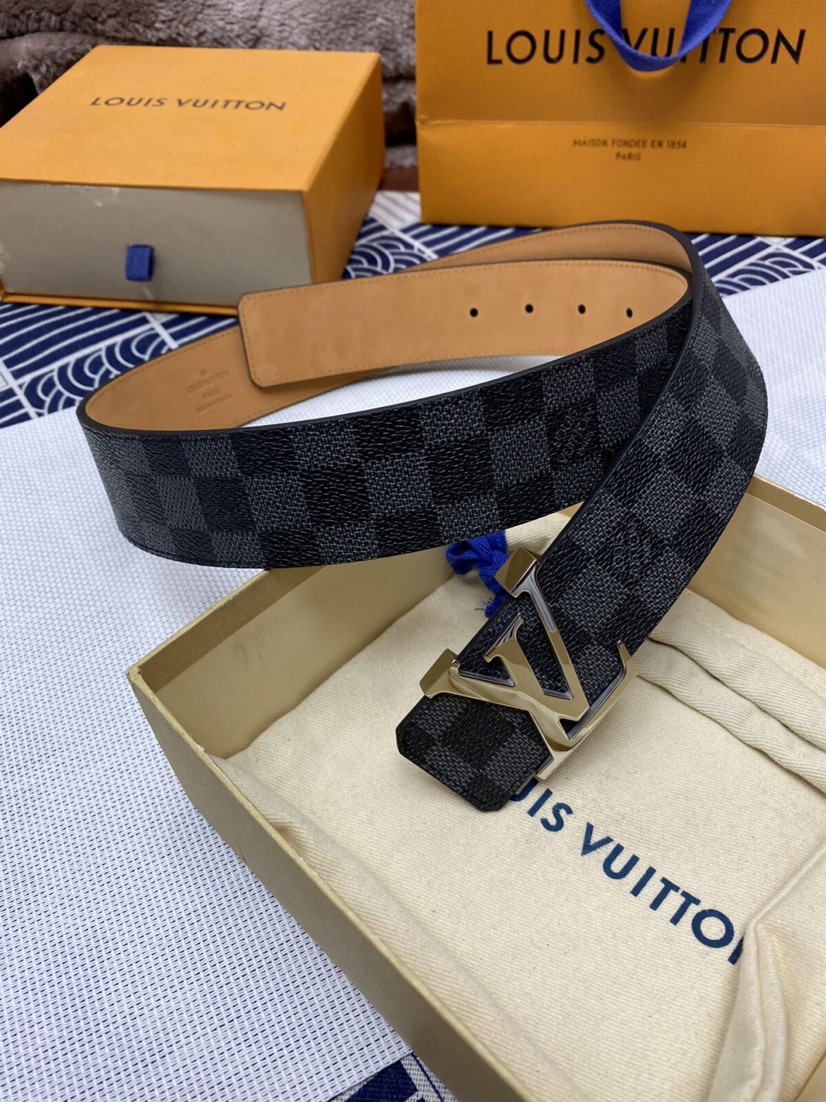 LOUIS VUITTON）正版开模 此款腰带双面采用意大利原厂定制进口牛皮带身 精密电镀标志性五金搭扣 对版专柜足宽4.0mm