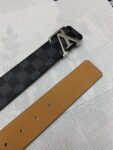 LOUIS VUITTON）正版开模 此款腰带双面采用意大利原厂定制进口牛皮带身 精密电镀标志性五金搭扣 对版专柜足宽4.0mm