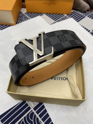 LOUIS VUITTON）正版开模 此款腰带双面采用意大利原厂定制进口牛皮带身 精密电镀标志性五金搭扣 对版专柜足宽4.0mm