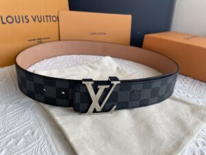 P120 配全套包装礼盒🎁 LV经典款logo卡头扣腰带，男士最佳选择，搭配西裤或者牛仔裤均可3.8cm。