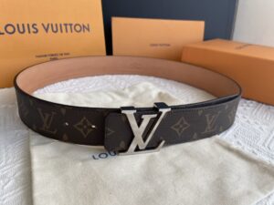P120 配全套包装礼盒🎁 LV经典款logo卡头扣腰带，男士最佳选择，搭配西裤或者牛仔裤均可3.8cm。