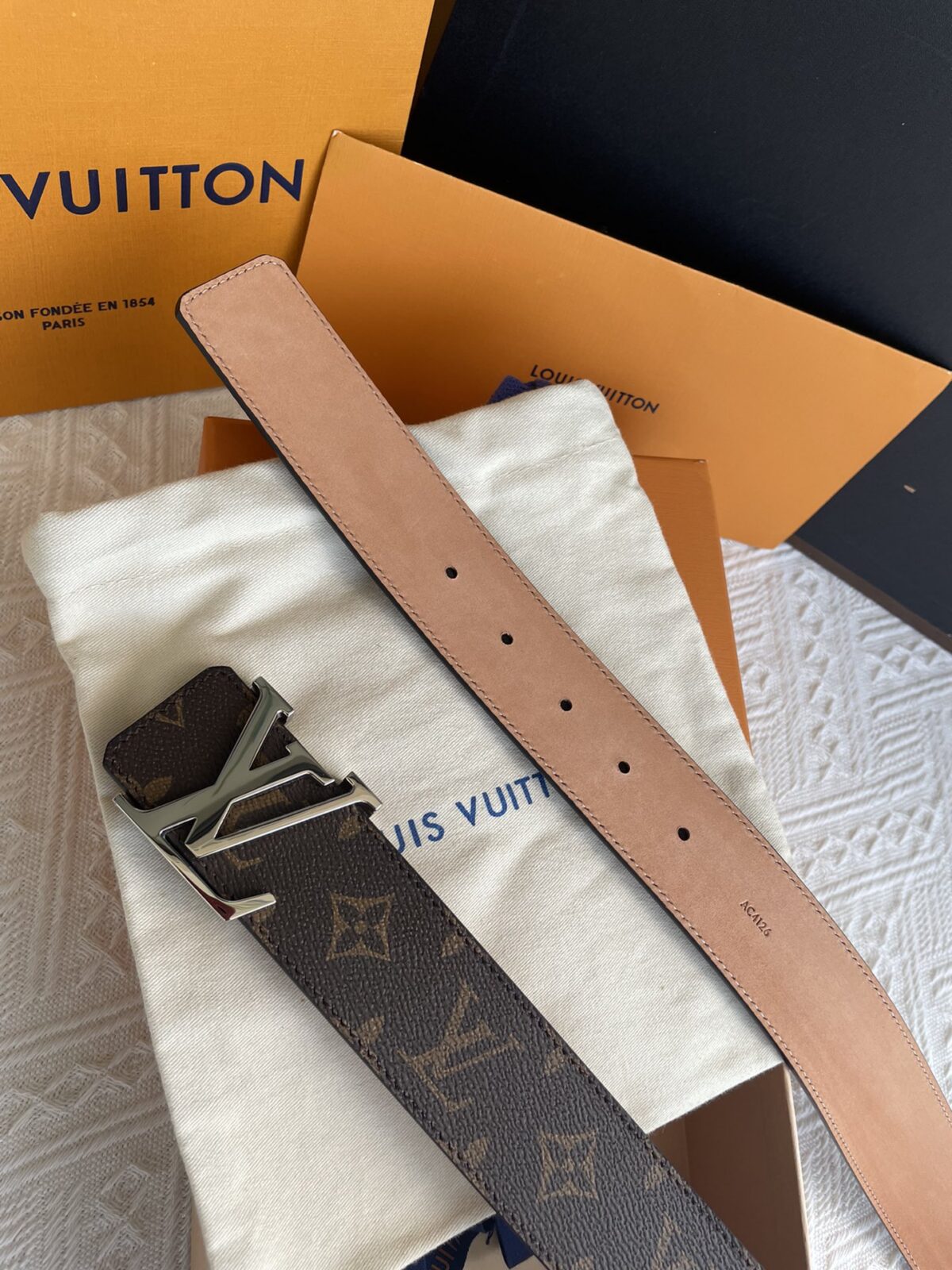 P120 配全套包装礼盒🎁 LV经典款logo卡头扣腰带，男士最佳选择，搭配西裤或者牛仔裤均可3.8cm。