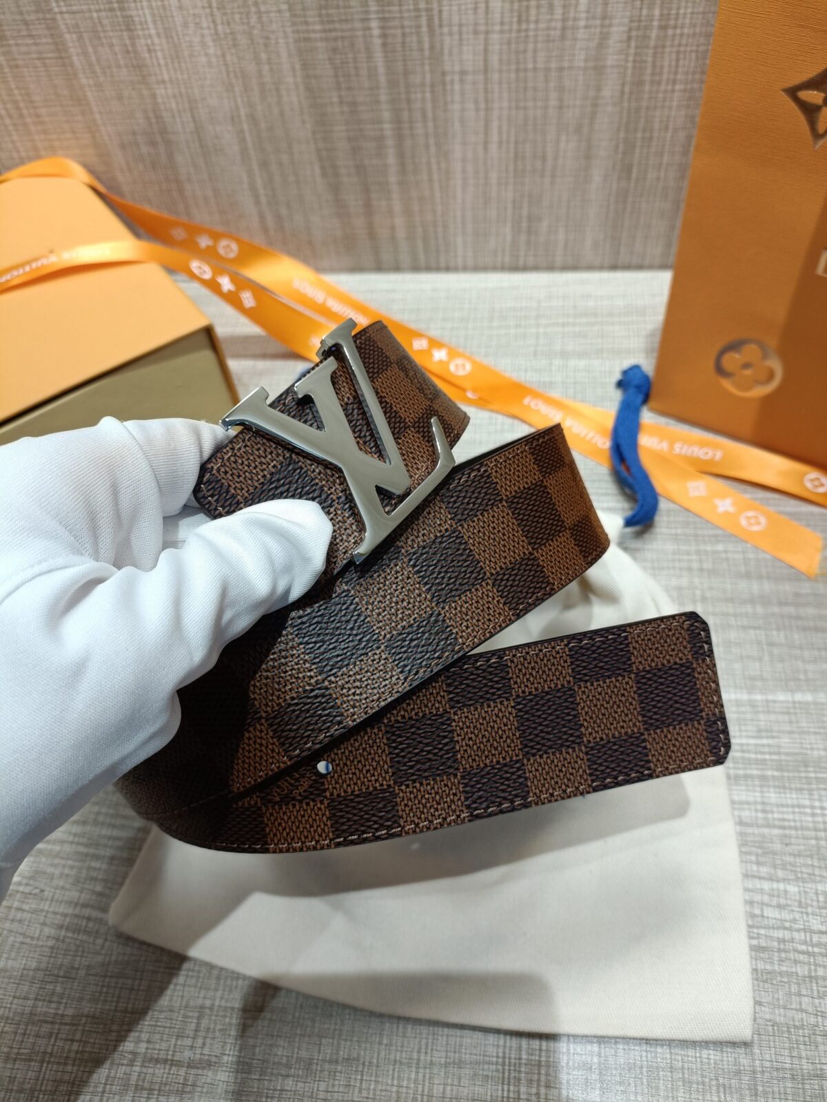P120 配全套包装礼盒🎁 Virgil Abloh 以先锋美学理念解读 LV Tag 腰带，以经典LV 搭扣俘获视觉焦点。 Monogram 帆布和光滑小牛皮分饰两面。 老花/皮底，宽度40MM