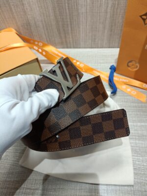 P120 配全套包装礼盒🎁 Virgil Abloh 以先锋美学理念解读 LV Tag 腰带，以经典LV 搭扣俘获视觉焦点。 Monogram 帆布和光滑小牛皮分饰两面。 老花/皮底，宽度40MM