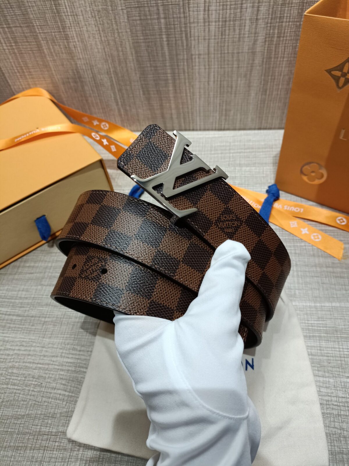 P120 配全套包装礼盒🎁 Virgil Abloh 以先锋美学理念解读 LV Tag 腰带，以经典LV 搭扣俘获视觉焦点。 Monogram 帆布和光滑小牛皮分饰两面。 老花/皮底，宽度40MM