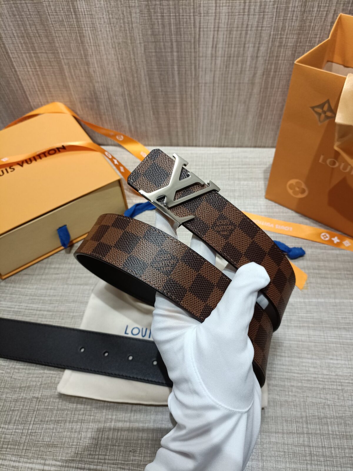 P120 配全套包装礼盒🎁 Virgil Abloh 以先锋美学理念解读 LV Tag 腰带，以经典LV 搭扣俘获视觉焦点。 Monogram 帆布和光滑小牛皮分饰两面。 老花/皮底，宽度40MM